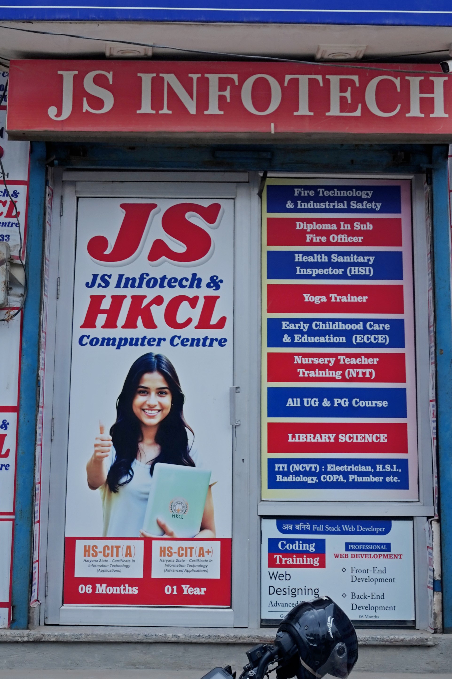 Students learning at JS Infotech